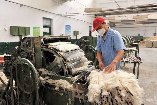 The male workers in Chinese mill